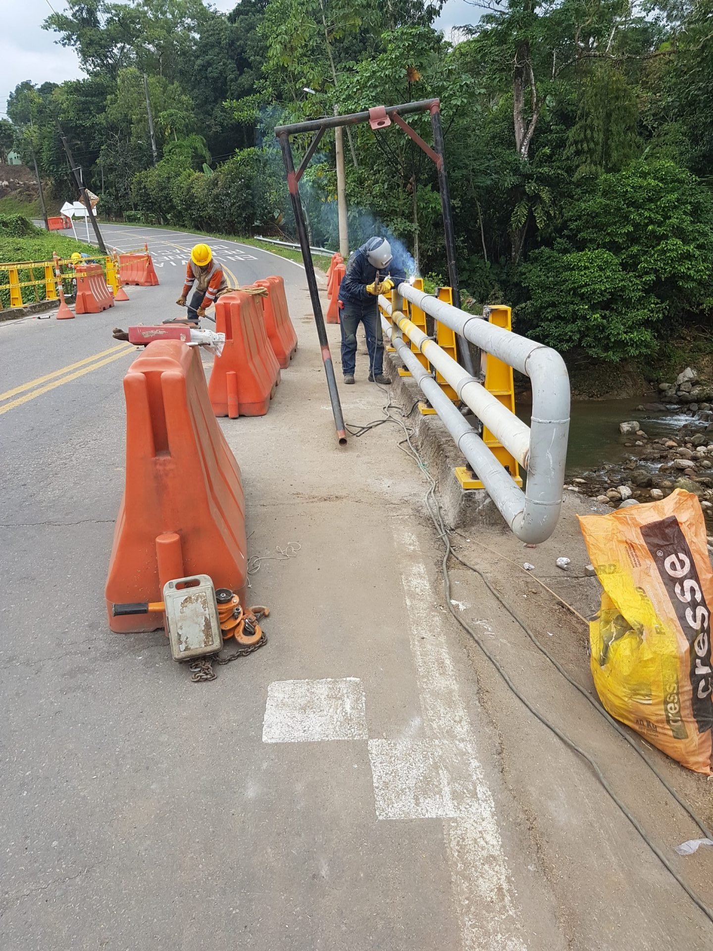 Fabricación e instalación de barreras vehiculares