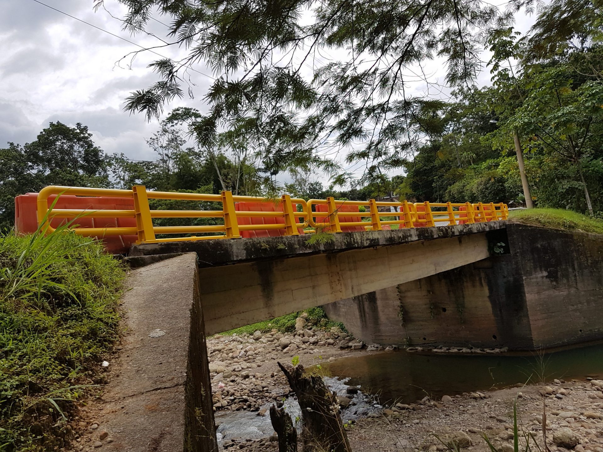 Fabricación e instalación de barreras vehiculares